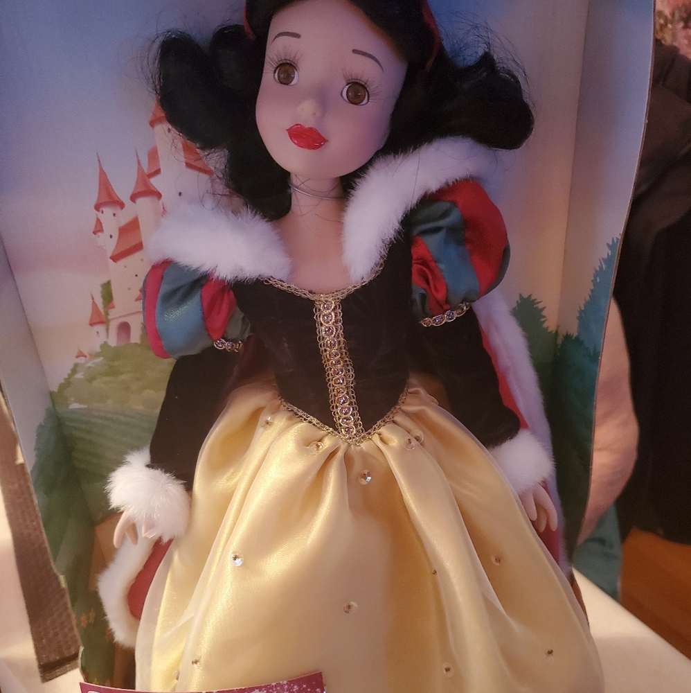 2003 Snow White Porcelain Doll by Brass Key w.VHS